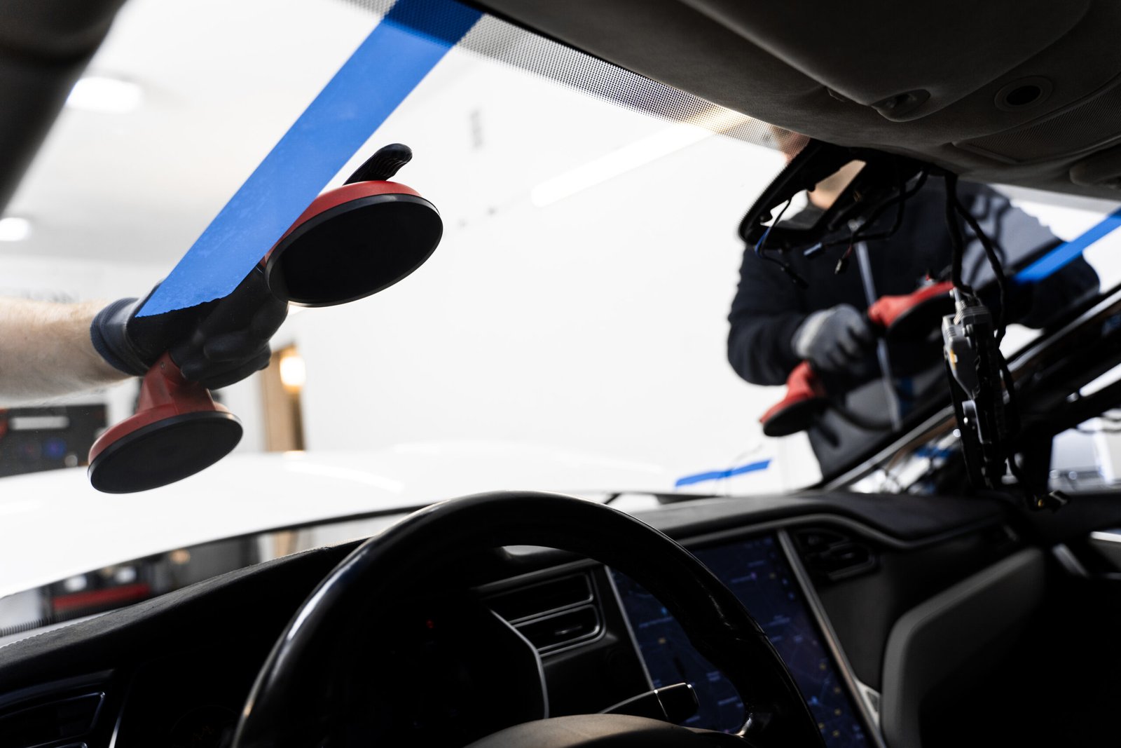 two-techs-install-windshield-using-suction-lifters-2026-02-01-03-59-28-utc